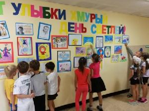 Выставка рисунков учащихся "Вместе с книгой мы растём"